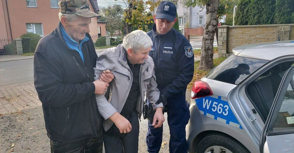 zdjęcie: Policjanci pomogli mężczyźnie po awarii elektrycznego wózka / fot. KPP w Łobzie