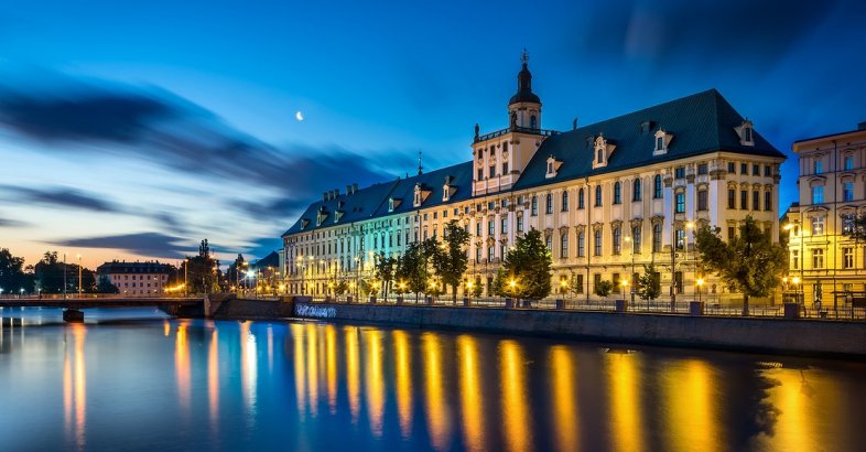 zdjęcie: Uniwersytet Wrocławski w czasie koronawirusa – bezpieczeństwo przede wszystkim / fot. By Jar.ciurus - Praca własna, CC BY-SA 3.0 pl, https://commons.wikimedia.org/w/index.php?curid=35086367