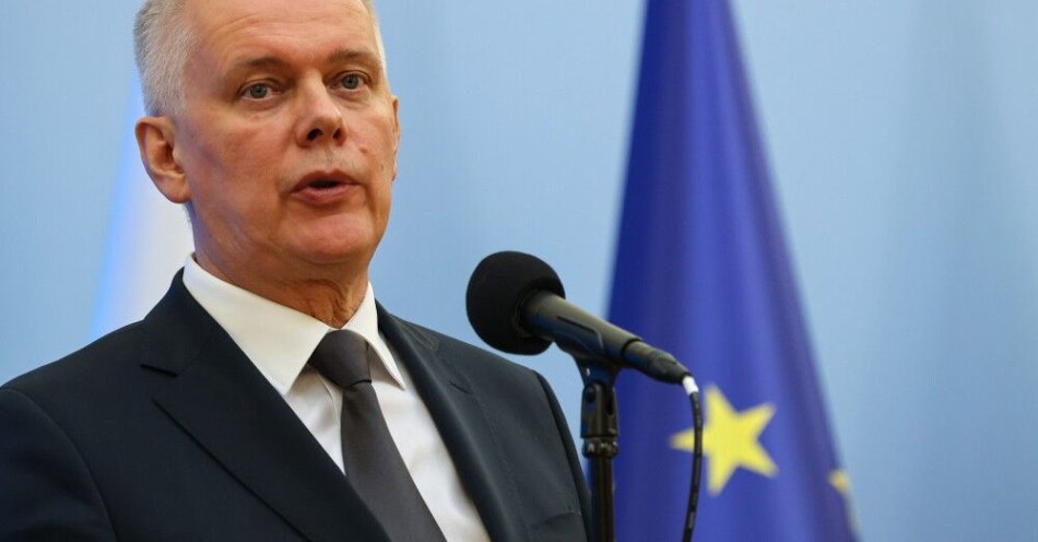 zdjęcie: Siemoniak: wspólnie z szefem MON dostaliśmy zaproszenie od prezydenta na 15 stycznia / Warszawa, 17.11.2025. Minister - koordynator służb specjalnych Tomasz Siemoniak na konferencji prasowej w siedzibie Kancelarii Prezesa Rady Ministrów w Warszawie, 17 bm. dotyczącej incydentów na kolei. Na trasie Warszawa-Lublin doszło do dwóch aktów dywersji; podczas pierwszego z nich eksplozja ładunku wybuchowego zniszczyła tor kolejowy, co zdaniem premiera Donalda Tuska miało najprawdopodobniej doprowadzić do wysadzenia pociągu. W innym miejscu pociąg z 475 pasażerami musiał nagle hamować prze