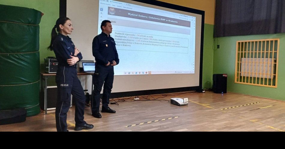 zdjęcie: Młodzież poznaje służbę w Policji w XVI LO w Tarnowie / fot. KMP w Tarnowie prelekcje dot. służby w policji