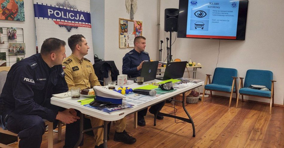 zdjęcie: Policjanci z Rypina rozmawiali z seniorami w Sadłowie / fot. KPP w Rypinie