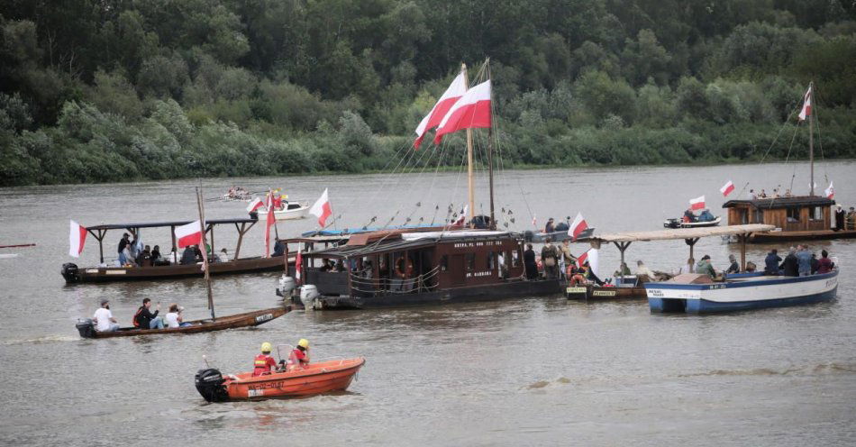 zdjęcie: Parada statków i łodzi na Wiśle w hołdzie uczestnikom Powstania Warszawskiego / fot. PAP