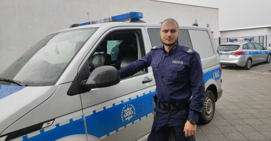 zdjęcie: Dzięki policjantom kobieta na czas trafiła do szpitala / fot. KPP Jarocin