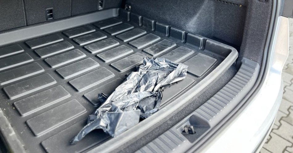 zdjęcie: Uciekł do bagażnika gdy zobaczył policję Miał mefedron / fot. KPP w Białogardzie