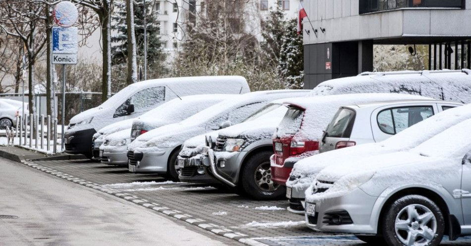 zdjęcie: W Krakowie od 1 stycznia obowiązuje strefa czystego transportu / Kraków, 30.03.2020. Śnieg w Krakowie, 30 bm. Zima zaskoczyła mieszkańców Krakowa, w dziesiątym dniu kalendarzowej wiosny nagle spadł śnieg. (łg/mr) PAP/Łukasz Gągulski