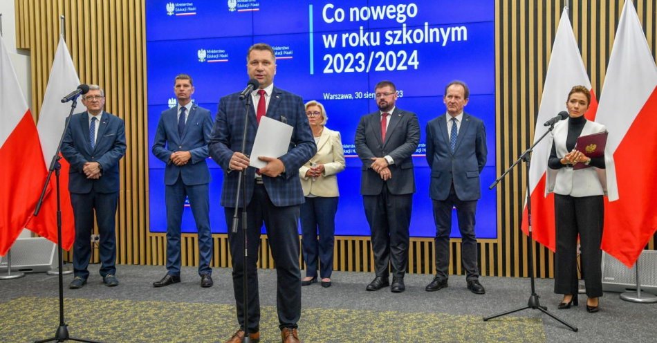 zdjęcie: Nowy rok szkolny to kontynuacja reform i programów, laptopy dla uczniów i dodatkowe wynagrodzenie dla nauczycieli / fot. PAP