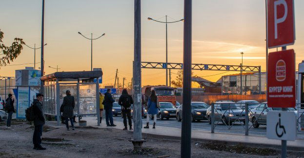 71-latek wjechał autem w wiatę przystankową i słup; mężczyzna zmarł