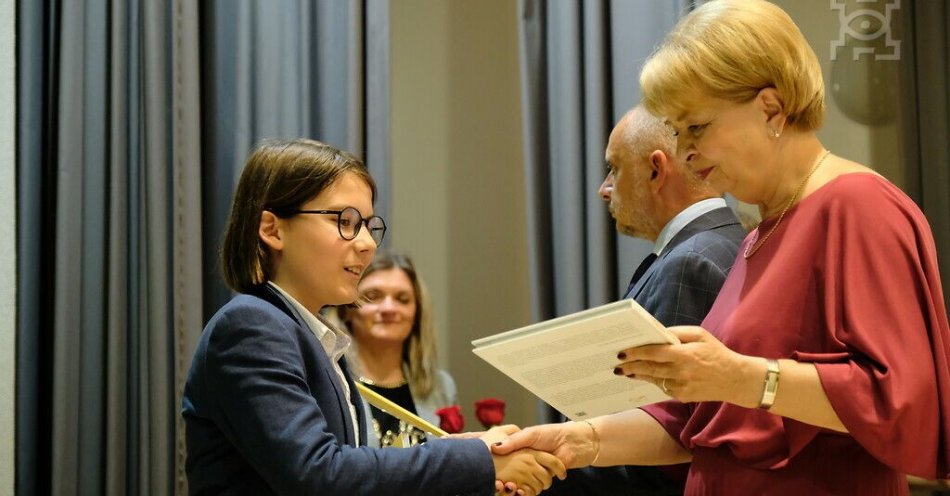 zdjęcie: Spotkanie z uczniami szkół podstawowych - laureatami konkursów przedmiotowych i tematycznych / fot. UM Lublin / Dyrektor Wydziału Oświaty Ewa Dumkiewicz-Sprawka i Zastępca Prezydenta Mariusz Banach wręczający uczniowi w okularach dyplom