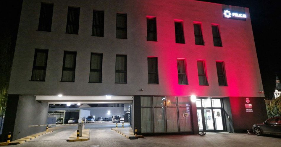 zdjęcie: Czerwone światło solidarności i debata o bezpieczeństwie młodzieży / fot. KPP Nowy Tomyśl