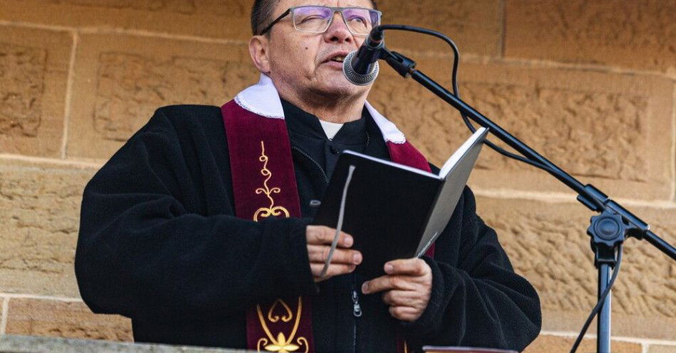 zdjęcie: Kard. Ryś: przeciwstawiajcie się złu, odkrywajcie w Jezusie króla, bądźcie solidarni / Kalwaria Zebrzydowska, 03.04.2026. Wielki Piątek.  Metropolita krakowski kard. Grzegorz Ryś podczas Misterium Męki Pańskiej w Kalwarii Zebrzydowskiej, 3 bm. Kalwaryjskie misterium pasyjne to jedno z największych tego typu wydarzeń w polskim Kościele. W rolę historycznych postaci sprzed dwóch tysięcy lat wcielają się klerycy z kalwaryjskiego Wyższego Seminarium Duchownego oraz osoby świeckie. Tradycja misterium w Kalwarii Zebrzydowskiej sięga czasów powstania sanktuarium na początku XVII w. (ad) 