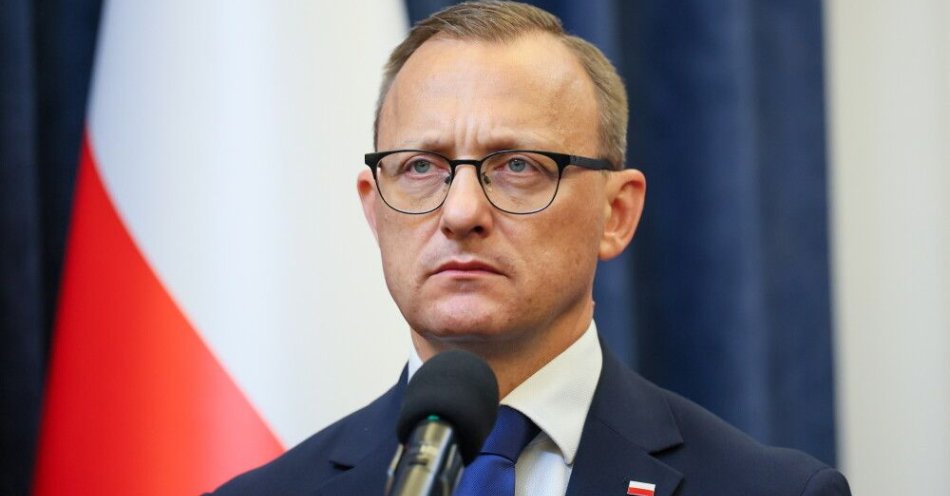 zdjęcie: Leśkiewicz: zdaniem prezydenta, służby działały zbyt wolno ws. aktu dywersji na kolei / Warszawa, 25.08.2025. Rzecznik prezydenta RP Rafał Leśkiewicz podczas konferencji prasowej w Pałacu Prezydenckim w Warszawie, 25 bm. Prezydent poinformował o zawetowaniu ustawy o krajowym kodeksie skarbowym oraz o podpisaniu dwóch kolejnych nowelizacji Karty Nauczyciela. (amb) PAP/Leszek Szymański