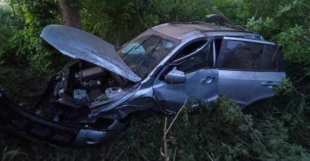 Pożyczył samochód od kolegi, rozbił go na przydrożnym drzewie