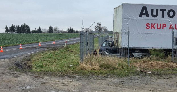 Samochód wypadł z drogi i uderzył w naczepę na posesji