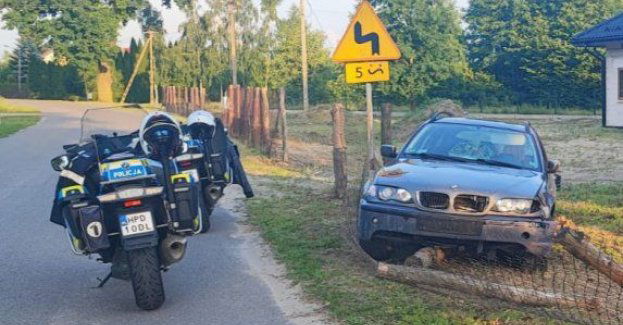 Pijany uderzył w ogrodzenie i próbował uciec. Zatrzymali go policjanci