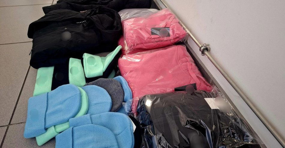 zdjęcie: Policja zabezpieczyła podrobione komplety odzieży na targu / fot. KPP Wysokie Mazowieckie