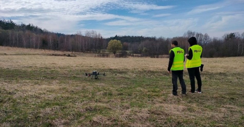 zdjęcie: Gorliccy policjanci przy pomocy drona zapobiegają podpaleniom / fot. KMP w Gorlicach