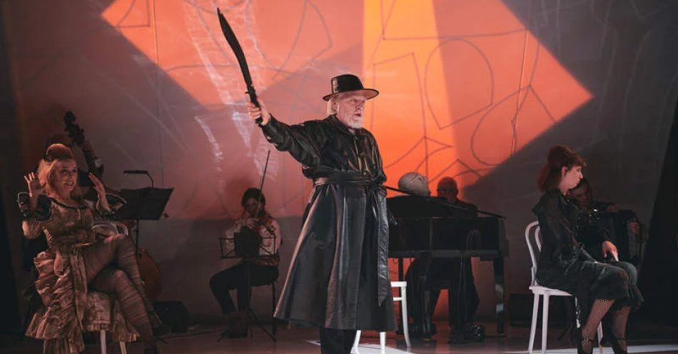 zdjęcie: Uczycie nas, jak suknie się podnosi. Teatr KTO z Krakowa / fot. nadesłane