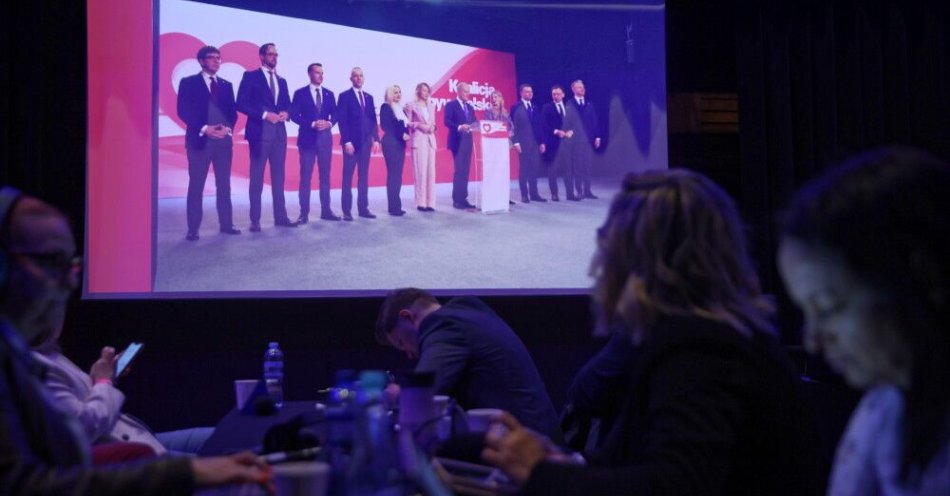 zdjęcie: Rada Krajowa KO wybrała 15 wiceprzewodniczących, sekretarza generalnego i skarbnika / Warszawa, 11.04.2026. Premier Donald Tusk (5P) i dziesiątka Koalicji Obywatelskiej na wybory: wiceminister obrony narodowej Cezary Tomczyk (4L), wiceminister rodziny, pracy i polityki społecznej Aleksandra Gajewska (4P), sekretarz stanu w Ministerstwie Rolnictwa i Rozwoju Wsi Małgorzata Gromadzka (5L), sekretarz stanu w Ministerstwie Kultury i Dziedzictwa Narodowego Maciej Wróbel (3P), sekretarz stanu w Ministerstwie Infrastruktury Arkadiusz Marchewka (P), minister finansów i gospodarki Andrzej 