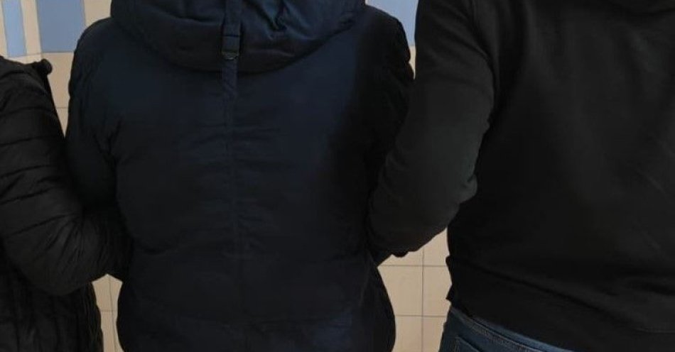 zdjęcie: Groźba nożem na bazarze. Ukradli torby z zegarkami / fot. KMP Białystok