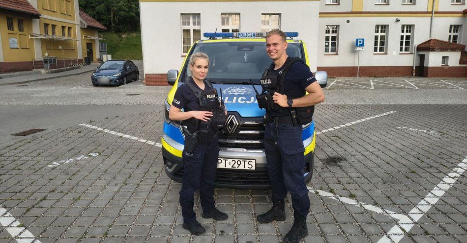 zdjęcie: Policjanci ewakuowali dwójkę seniorów z zadymionego mieszkania / fot. KMP w Olsztynie