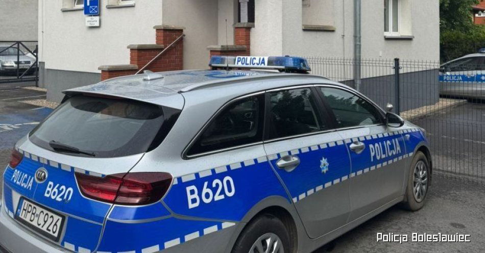 zdjęcie: Policjanci zatrzymali sprawcę przemocy domowej. Usłyszał zarzut oraz dostał zakaz kontaktowania się i zbliżania do ofiar / fot. KPP w Bolesławcu