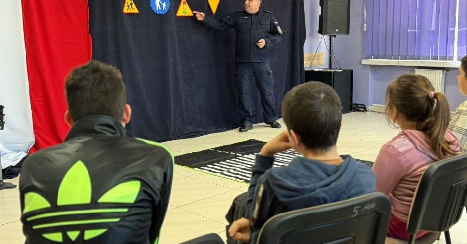 zdjęcie: Policjant uczył dzieci zasad bezpieczeństwa w Pińczowie / fot. KPP Pińczów