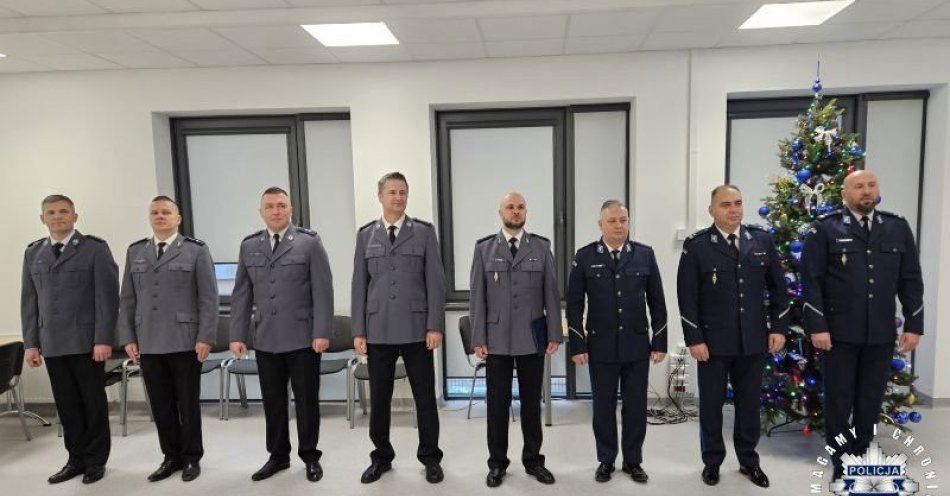 zdjęcie: Opatowskie policjantki wyróżnione z okazji 100 lecia kobiet w Policji / fot. KPP Opatów Uczestnicy uroczystości