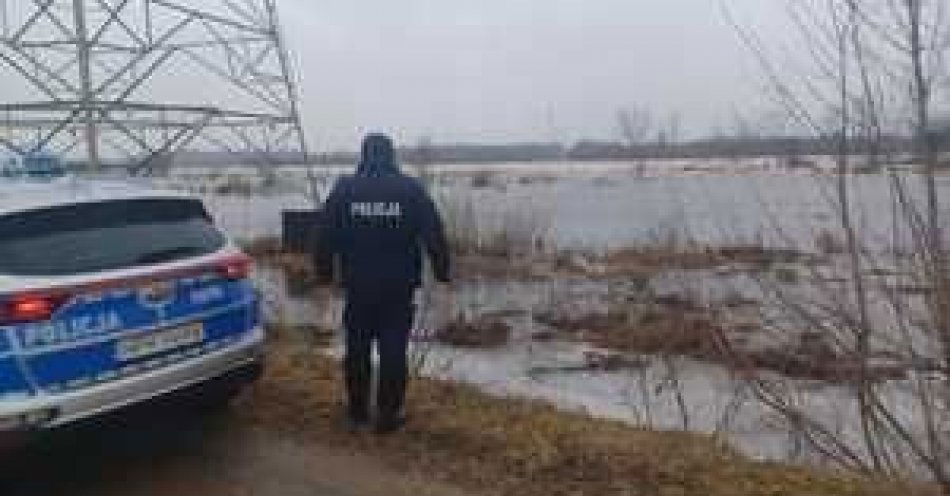 zdjęcie: Małkińscy policjanci nadal doraźnie patrolują tereny nad Bugiem w razie gdyby sytuacja uległa pogorszeniu / fot. KPP w Ostrowi Mazowieckiej