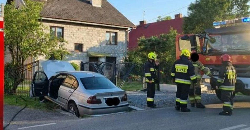 zdjęcie: Pił alkohol w trakcie jazdy, uderzył w ogrodzenie / fot. KMP w Bochni