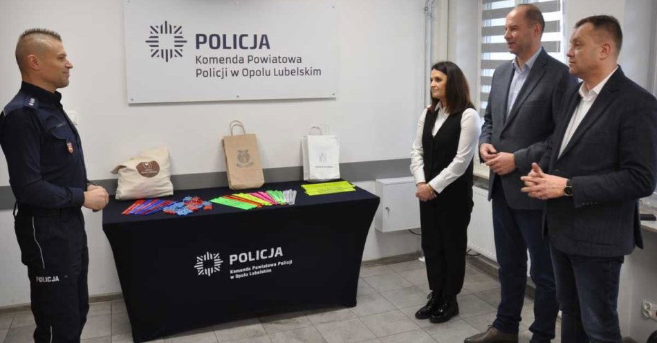 zdjęcie: Tysiąc odblasków trafi do mieszkańców powiatu Opole Lubelskie / fot. KPP Opole Lubelskie