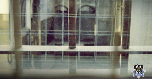 Pierwszy był poszukiwany, gdyż nie zapłacił zasądzonej grzywny za przestępstwo skarbowe, drugi został skazany na karę więzienia za kierowanie gróźb