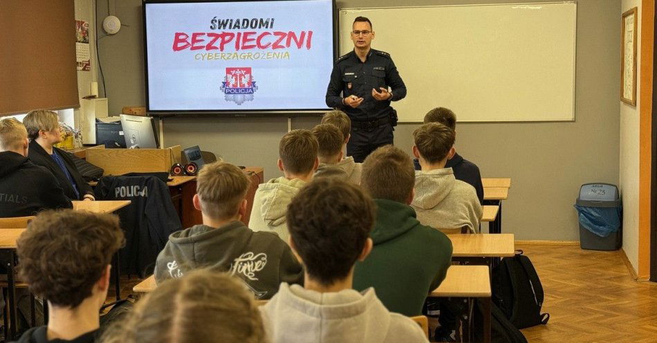 zdjęcie: Młodzież uczy się bezpiecznego korzystania z internetu / fot. KMP w Myślenicach