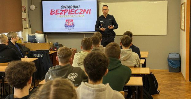 Młodzież uczy się bezpiecznego korzystania z internetu