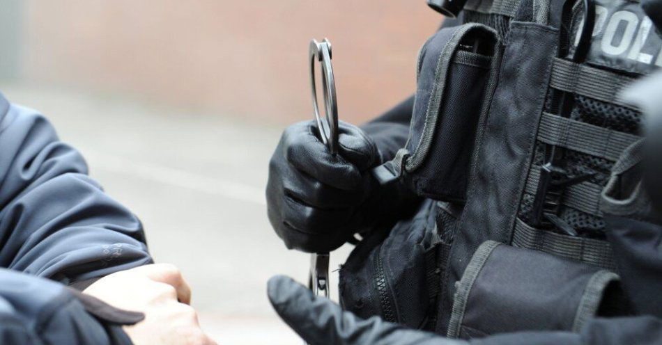 zdjęcie: Policja zatrzymała 50-latka za groźby wobec prezydenta Krakowa / Szczecin, 04.12.2013. Zdjęcie ilustrujace zatrzymanie przestępcy przez policje. (mb/awol)  PAP/Marcin Bielecki