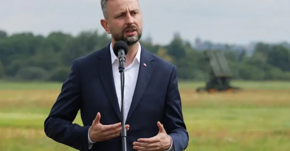 zdjęcie: Szef MON: wszystkie możliwe do użycia systemy obrony powietrznej są rozmieszczone według wskazań wojska / Płock, 20.08.2026. Wicepremier, minister obrony narodowej Władysław Kosiniak-Kamysz podczas konferencji prasowej na płockim osiedlu Radziwie, 20 bm. Konferencja dot. funkcjonowania systemu obrony powietrznej RP. (jm) PAP/Paweł Supernak