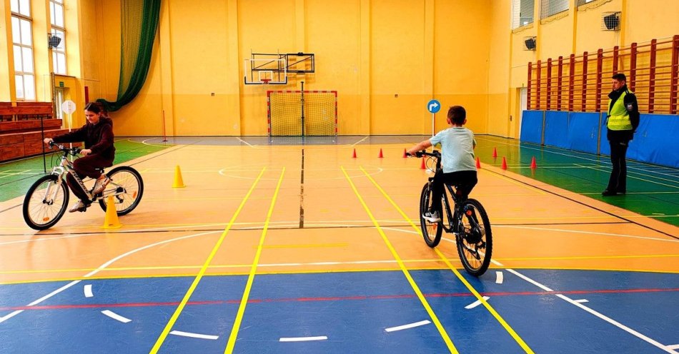 zdjęcie: Uczniowie z Białej Rawskiej zdają egzamin na kartę rowerową / fot. KPP w Rawie Mazowieckiej