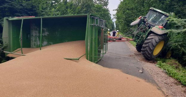 Z ciągnika odpadło koło, przyczepa z wysypanym zbożem zablokowała drogę