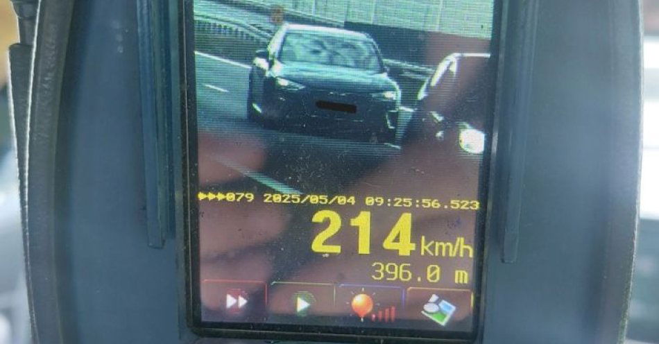 zdjęcie: Pędził ponad 200 km/h - brawurową jazdę przerwali policjanci 