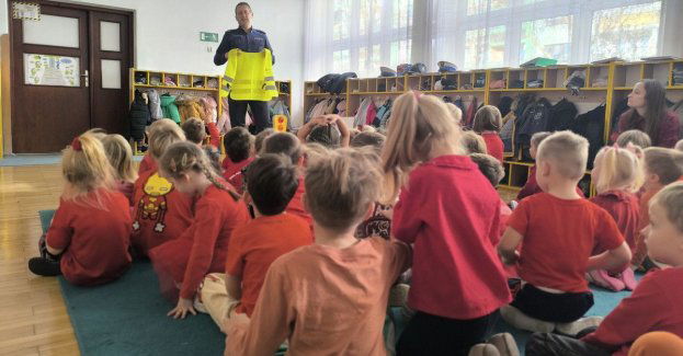 Policjanci uczą przedszkolaków zasad bezpieczeństwa na drodze