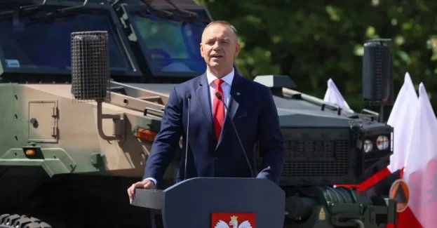 Prezydent: siły zbrojne nie potrzebują obcojęzycznych przymiotników; szef MON: program SAFE to: sojusze, armia, fabryki, Europa