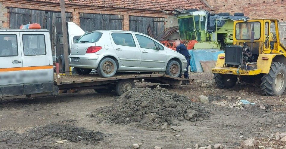 zdjęcie: Kórnik – Samochodowi złodzieje w rękach policjantów / fot. KMP w Poznaniu