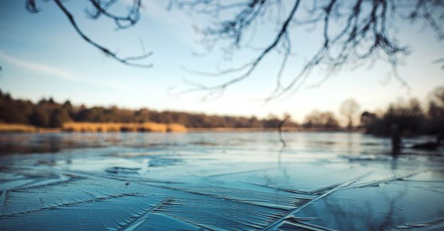 Pod wędkarzem załamał się lód na jeziorze na Kaszubach; mężczyznę uratowano