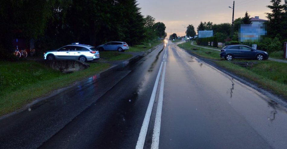 zdjęcie: W czasie wyprzedzania kierowca opla potrącił cyklistkę / fot. KMP Zamość