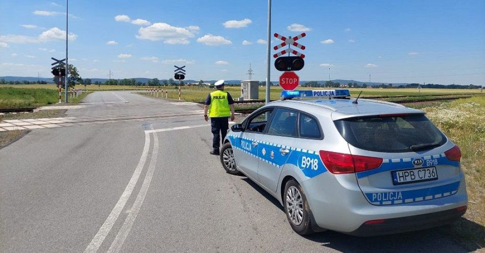 zdjęcie: Przejeżdżasz pojazdem przez torowisko. Zrób to bezpiecznie, aby nie doprowadzić do wypadku! / fot. KPP w Jaworze