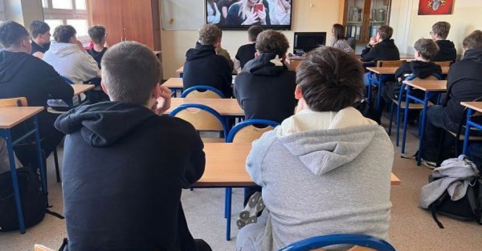 zdjęcie: Uczniowie SP 31 w Gdyni uczą się jak przeciwdziałać hejtowi / fot. KMP w Gdyni