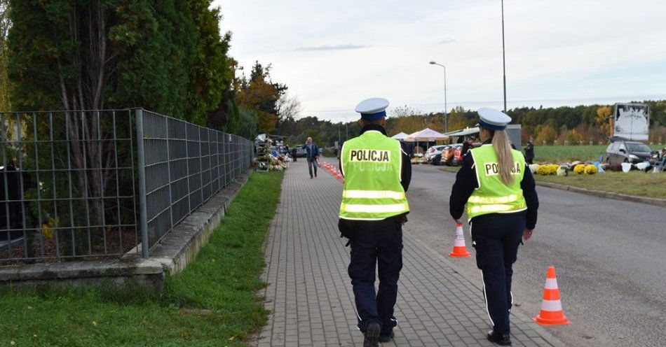 zdjęcie: Aby czas pamięci o zmarłych przebiegł spokojnie / fot. KPP Śrem