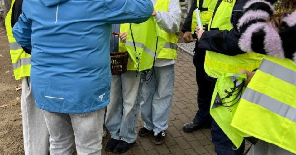 zdjęcie: Policjanci i uczniowie przestrzegają: noś odblaski / fot. KPP Czarnków POLICJANCI I UCZNIOWIE PRZYPOMINAJĄ O BEZPIECZEŃSTWIE NA DRODZE