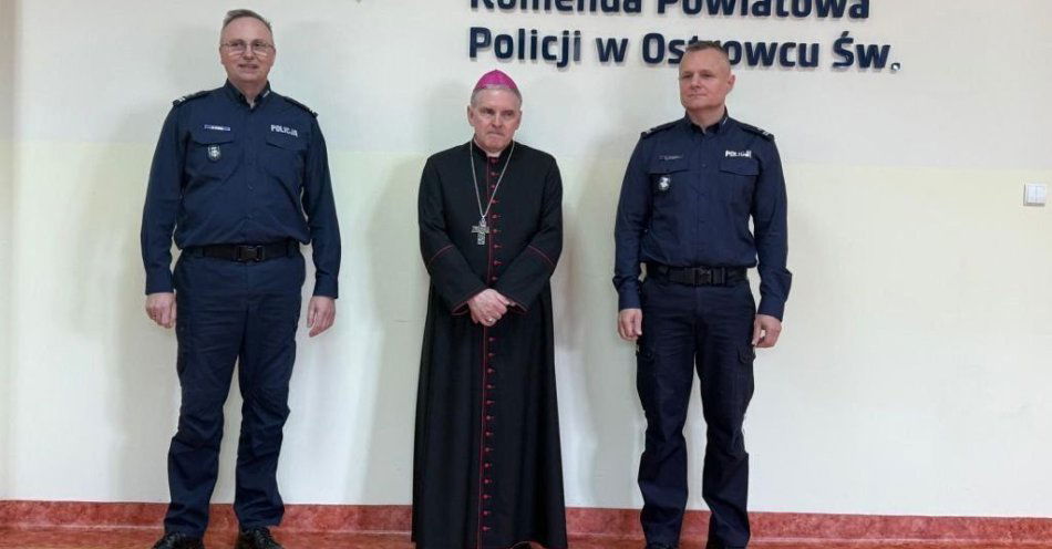 zdjęcie: Wielkanocne spotkanie ostrowieckich policjantów z biskupem / fot. KPP Ostrowiec Świętokrzyski uczestnicy uroczystości