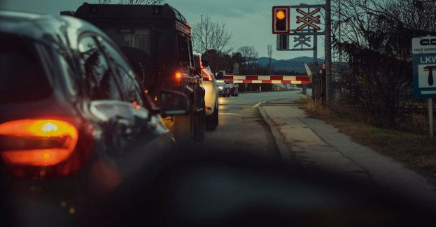 Nowy wiadukt kolejowy w Ełku zastąpił przejazd na poziomie szyn