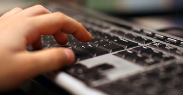 Policjanci po raz kolejny apelują o zachowanie ostrożności podczas zakupów w Internecie